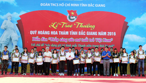 Các đồng chí lãnh đạo HĐND, UBND tỉnh trao thưởng Quỹ Hoàng Hoa Thám năm 2016 cho học sinh, sinh viên.